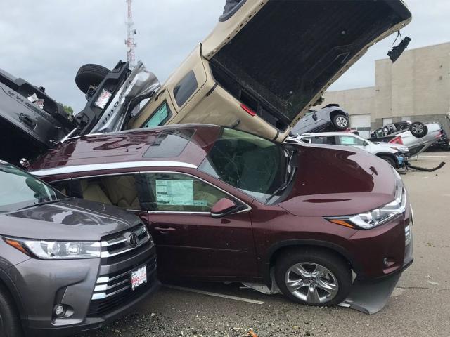 Media - Lốc xoáy tàn phá khiến ô tô bẹp rúm, chồng chất như đồ chơi