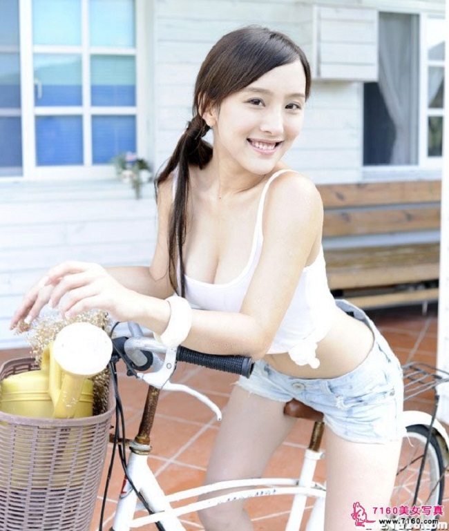 Ngoài vai trò diễn viên, Trần Tĩnh còn là một người mẫu đắt giá, thường xuất hiện trong các bộ ảnh thời trang nội y, áo tắm. 