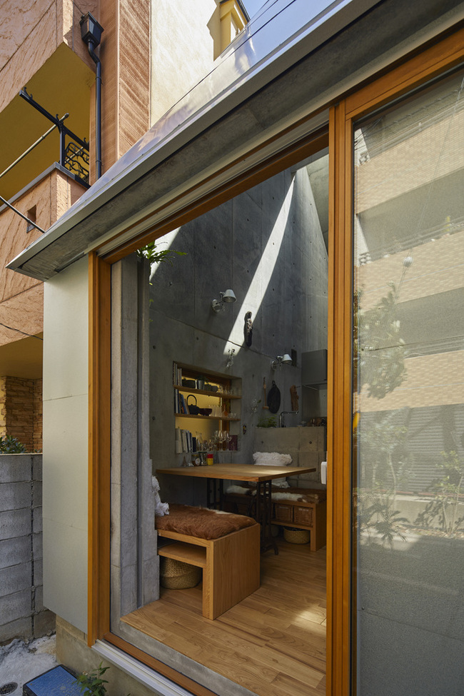 Cửa ra vào thiết kế bằng khung gỗ và tấm kính giống như hầu hết các căn nhà Nhật Bản khác, phù hợp với điều kiện nhiều động đất.