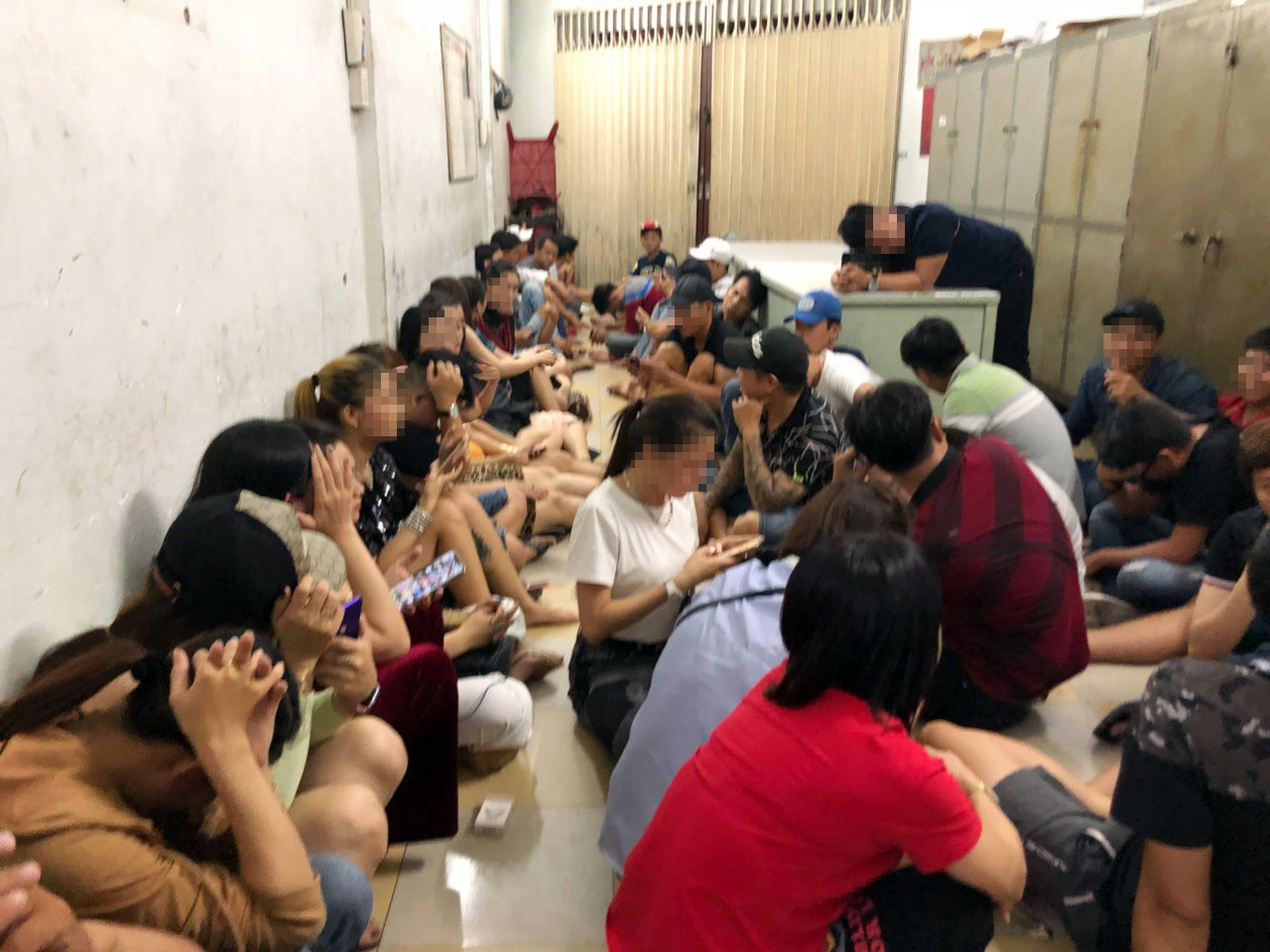 Dân bay “gãy cánh” trong vũ trường ở Sài Gòn lúc rạng sáng - 2