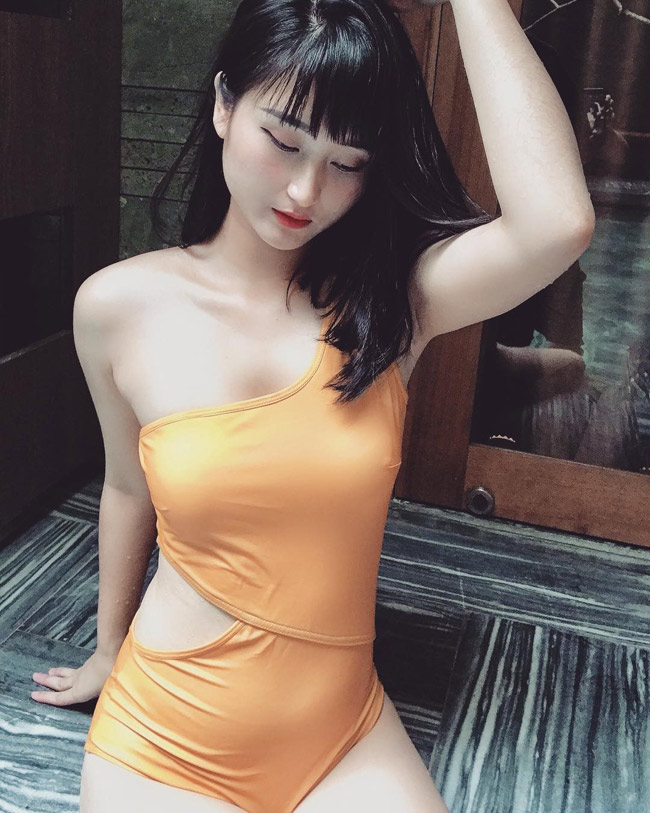 Danh sách những cô gái diện bikini đẹp nhất dàn WAGs Việt không thể thiếu Thùy Dương - bạn gái của cầu thủ Huy Hùng. 