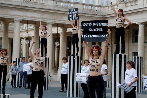 60 cô gái ngực trần náo loạn phố phường Paris - 6