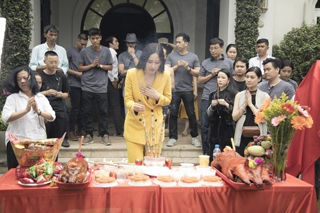 Bên cạnh đó, cô còn là nhà đầu tư dự án phim, cổ đông của nhiều doanh nghiệp lớn. Nói về tin đồn là đại gia, Mai Phương Thúy cho biết, bản thân mình chưa phù hợp với danh xưng này. &#34;Đại gia là phải tầm tỷ USD hoặc nghìn tỷ đồng. Tôi còn lâu lắm, phải phấn đấu nhiều&#34;, cô chia sẻ.