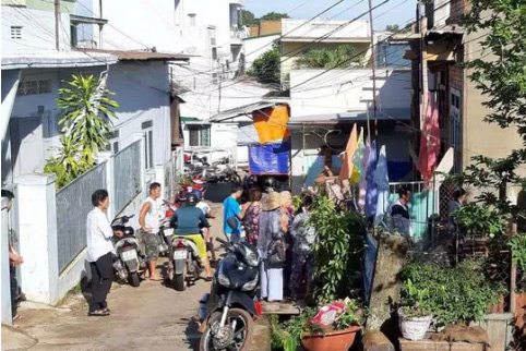 Một phụ nữ bị nước cuốn tử vong giữa phố - 1