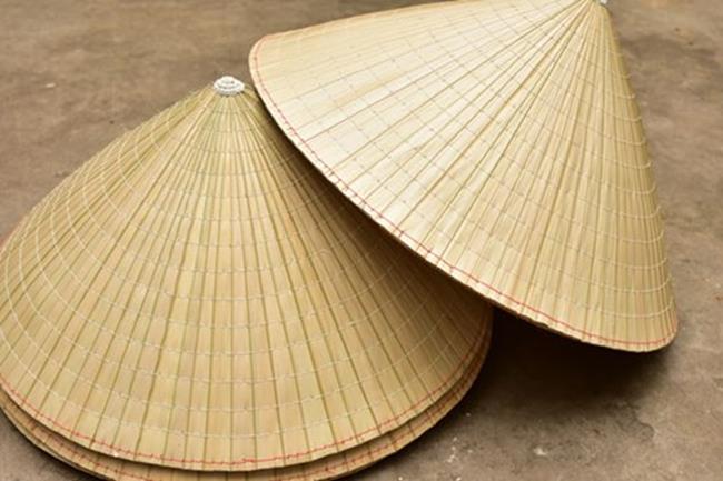 Nón lá – “đặc sản” quốc hồn quốc túy của Việt Nam có giá cực kỳ bình dân ở quê nhà, chỉ từ 35.000 đồng trở lên. Nhưng trên website nước ngoài, nón lá lại “đội giá” lên tới 21 USD/cái &#40;489.000 đồng&#41;.