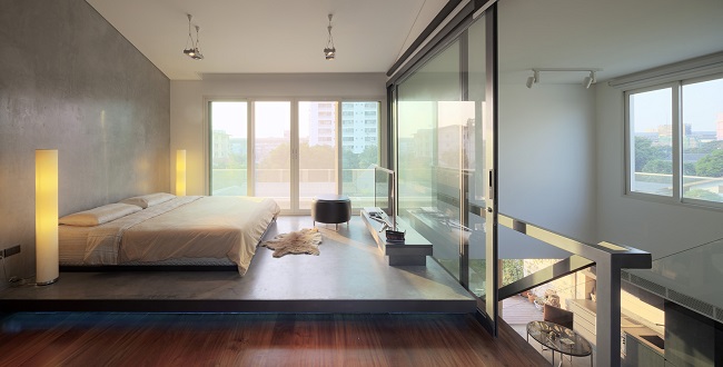 Phòng ngủ đơn giản, hiện đại với cửa kính lớn giúp tận dụng tối đa ánh sáng tự nhiên.