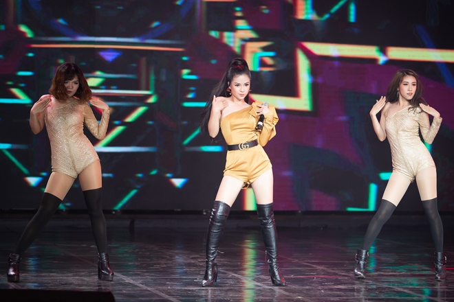 Dương Hoàng Yến mặc gợi cảm, hát hit 30 triệu views - 5