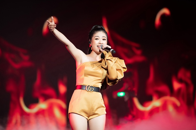 Dương Hoàng Yến mặc gợi cảm, hát hit 30 triệu views - 3