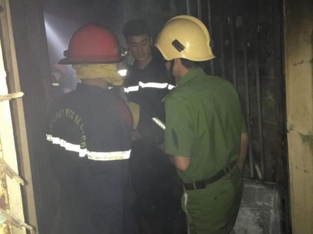 Tin tức trong ngày - Trung tá Công an lao vào lửa cứu cháu bé 3 tuổi mắc kẹt trong đám cháy