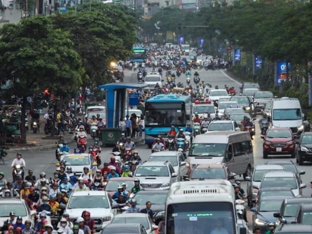 Tin tức trong ngày - Trạm xe buýt như "ốc đảo" giữa lòng đường thủ đô Hà Nội