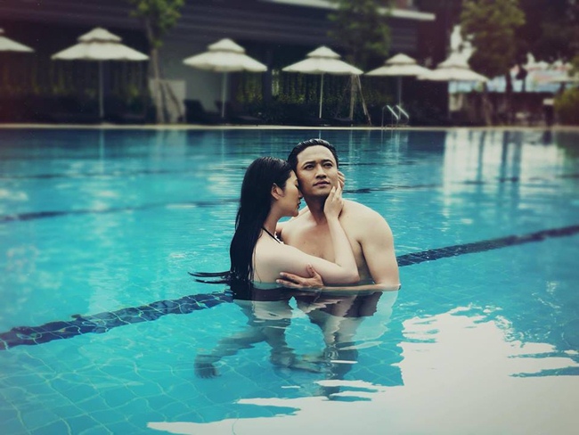 Thanh Trúc và diễn viên Quý Bình tình tứ trong một cảnh quay ở bể bơi.