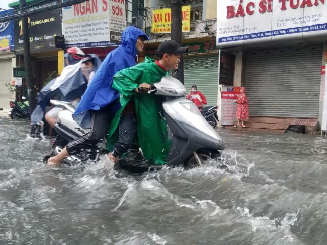 Tin tức trong ngày - Nước chảy cuồn cuộn trên phố Sài Gòn sau cơn mưa 30 phút