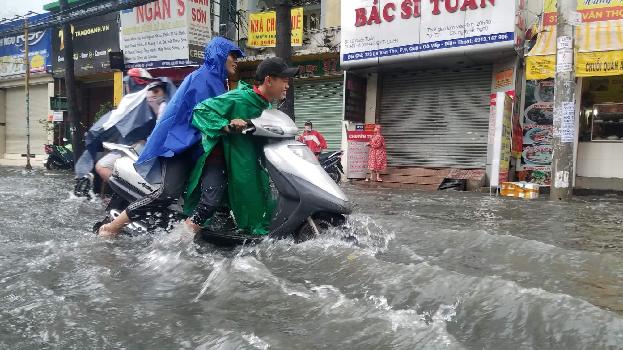 Nước chảy cuồn cuộn trên phố Sài Gòn sau cơn mưa 30 phút - 1