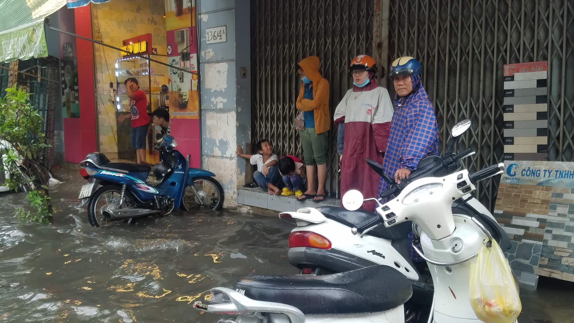 Nước chảy cuồn cuộn trên phố Sài Gòn sau cơn mưa 30 phút - 7