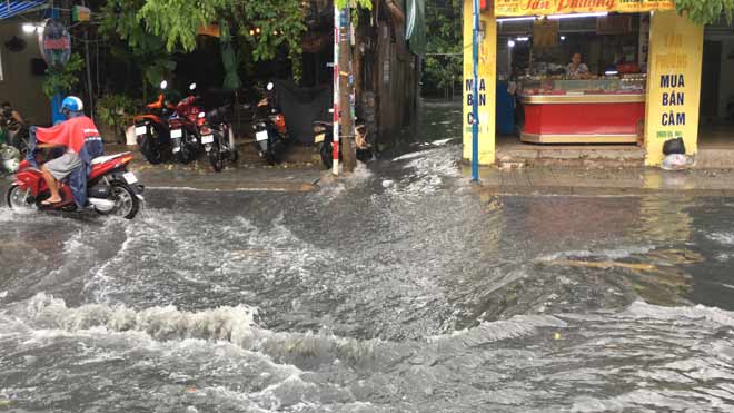 Nước chảy cuồn cuộn trên phố Sài Gòn sau cơn mưa 30 phút - 6