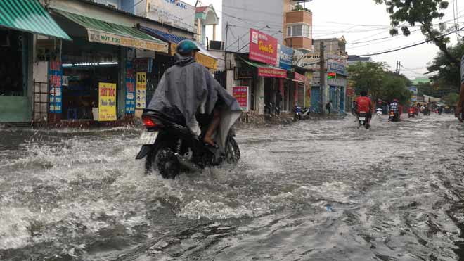 Nước chảy cuồn cuộn trên phố Sài Gòn sau cơn mưa 30 phút - 11