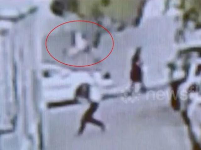 Media - Người đàn ông tay không hứng bé trai rơi từ cửa sổ tầng 5