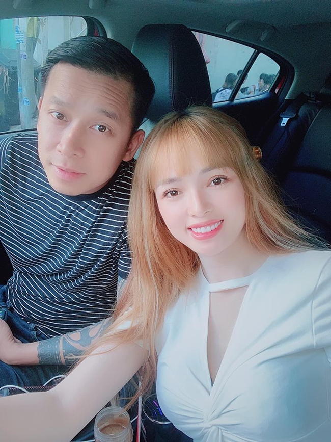 Lê Hoàng và Việt Huê yêu nhau từ năm 2011 và hiện đã có hai nhóc tỳ kháu khỉnh. Trên mạng xã hội, cặp đôi thường xuyên đăng tải hình ảnh tình tứ, ngọt ngào.