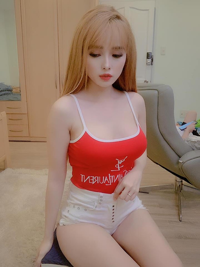 Vốn sở hữu lợi thế ngoại hình, bà xã Lê Hoàng từng gây chú ý vì ăn mặc sexy khi livestream bán hàng và bị chồng "tuýt còi" nhắc nhở.