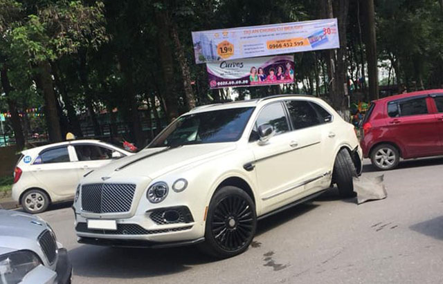 Bentley Bentayga độ Mansory &#34;chấn thương&#34; sau pha đụng chạm với taxi xanh lá - 1