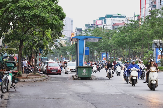 Trạm xe buýt như &#34;ốc đảo&#34; giữa lòng đường thủ đô Hà Nội - 2