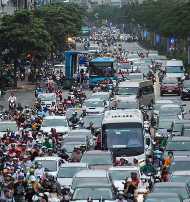 Trạm xe buýt như &#34;ốc đảo&#34; giữa lòng đường thủ đô Hà Nội - 3
