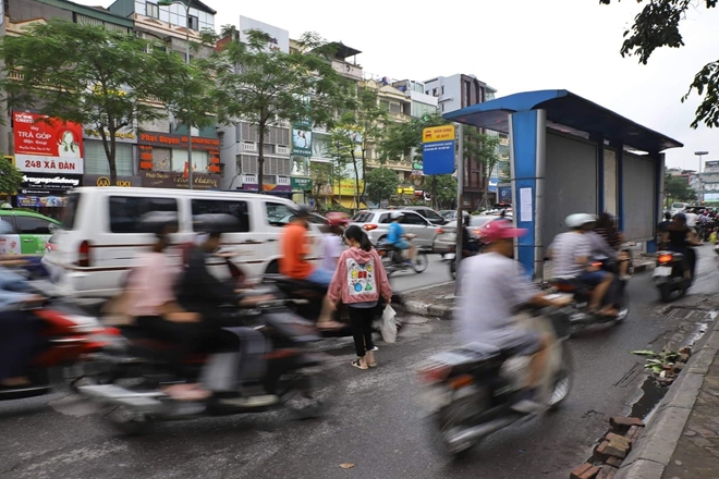 Trạm xe buýt như &#34;ốc đảo&#34; giữa lòng đường thủ đô Hà Nội - 6
