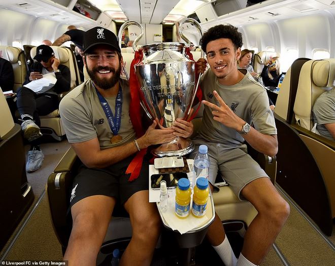 Liverpool rưá»c cúp vô Äá»ch Champions League: HLV Klopp rạng rỡ, bùng ná» Äại tiá»c - 12