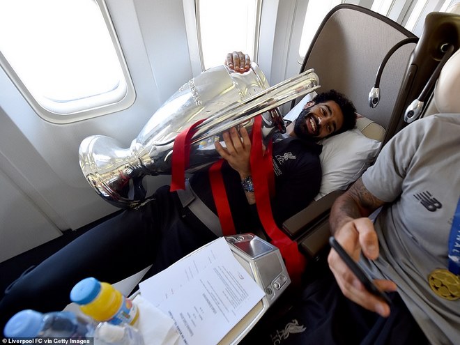 Liverpool rước cúp vô địch Champions League: HLV Klopp rạng rỡ, bùng nổ đại tiệc - 11