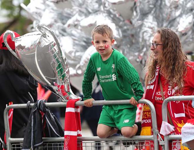 Liverpool rước cúp vô địch Champions League: HLV Klopp rạng rỡ, bùng nổ đại tiệc - 1