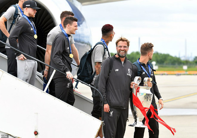 Liverpool rước cúp vô địch Champions League: HLV Klopp rạng rỡ, bùng nổ đại tiệc - 9