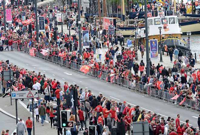 Liverpool rước cúp vô địch Champions League: HLV Klopp rạng rỡ, bùng nổ đại tiệc - 3