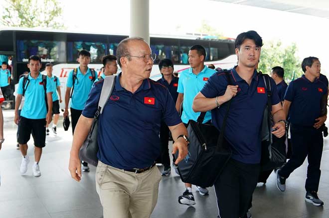 ĐT Việt Nam đổ bộ Thái Lan: Hớn hở hội ngộ Xuân Trường, tập luôn buổi đầu - 1