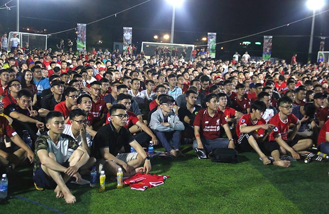 Fan Việt xinh đẹp ôm con “quẩy”, khóc mừng Liverpool vô địch - 1