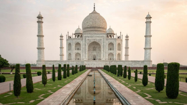 Ngôi đền Taj Mahal được xây dựng bằng đá cẩm thạch trên bờ sông Yamuna ở Agra, Ấn Độ.