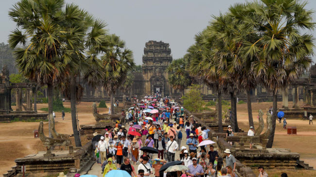 Du khách tham quan khu đền Angkor Wat, công trình tôn giáo lớn nhất thế giới tại thành phố Siem Reap, Campuchia.