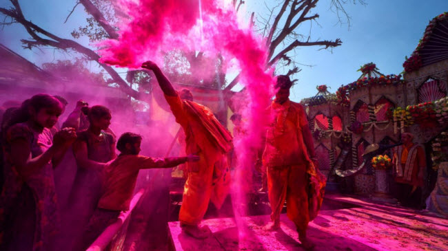 Mọi người tung bột màu vào nhau trong lễ hội truyền thống Holi ở Mathura, Ấn Độ.