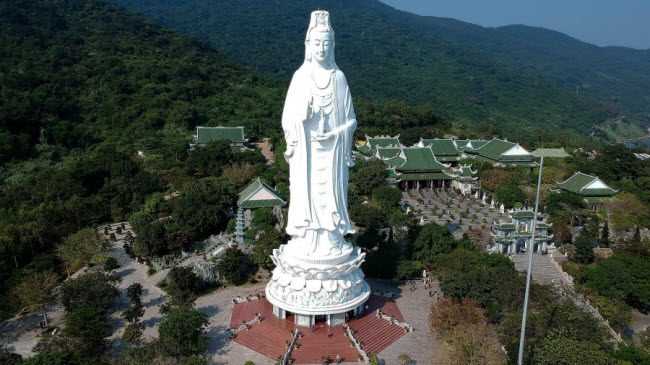 Tượng phật bà tại chùa Linh Ứng ở thành phố Đà Nẵng, Việt Nam.