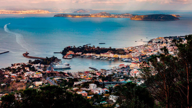 Những chiếc tàu tập trung tại bến cảng trên đảo núi lửa Ischia ở thành phố Naples, Italia.