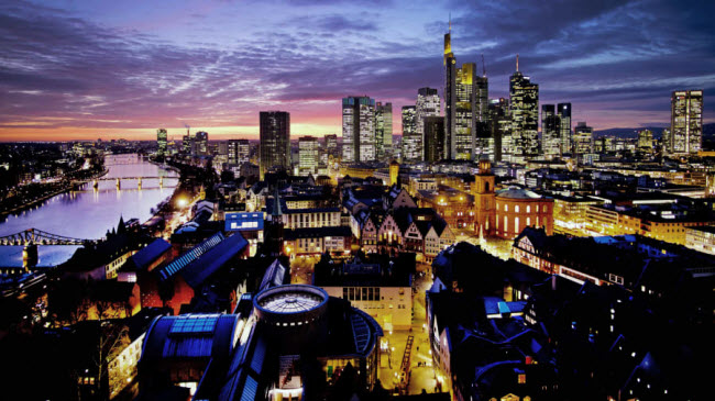 Khung cảnh ban đêm dọc sông Main tại thành phố Frankfurt, Đức.