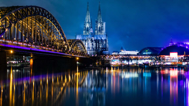 Nhà thờ Cologne và cây cầu Hohenzollern in bóng xuống sông Rhine ở thành phố Cologne, Đức.