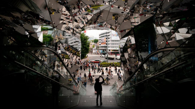 Một trung tâm mua sắm được trang trí bằng những chiếc gương tại quận Harajuku ở thành phố Tokyo, Nhật Bản.