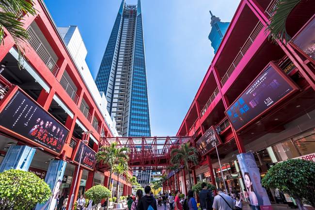 Trong đó, đáng chú ý là trung tâm mua sắm nằm trong tháp Taipei 101 với các cửa hàng thuộc những thương hiệu hạng sang như Burberry, Louis Vuitton, Rolex và Prada, khu ẩm thực cho người sành ăn và trung tâm thể dục hạng sang.