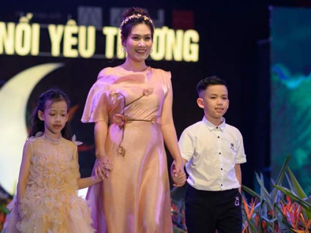 Thời trang - "Chị Nguyệt thảo mai" lần đầu diễn thời trang cùng hai con
