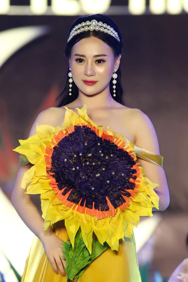 "Chị Nguyệt thảo mai" lần đầu diễn thời trang cùng hai con - 5