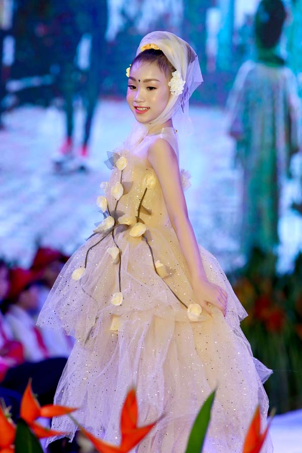 "Chị Nguyệt thảo mai" lần đầu diễn thời trang cùng hai con - 8