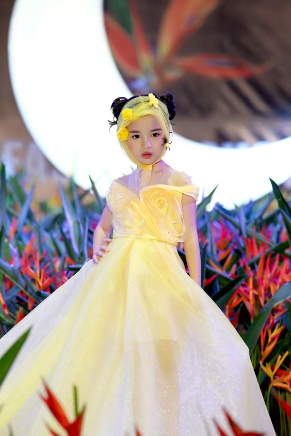 "Chị Nguyệt thảo mai" lần đầu diễn thời trang cùng hai con - 7