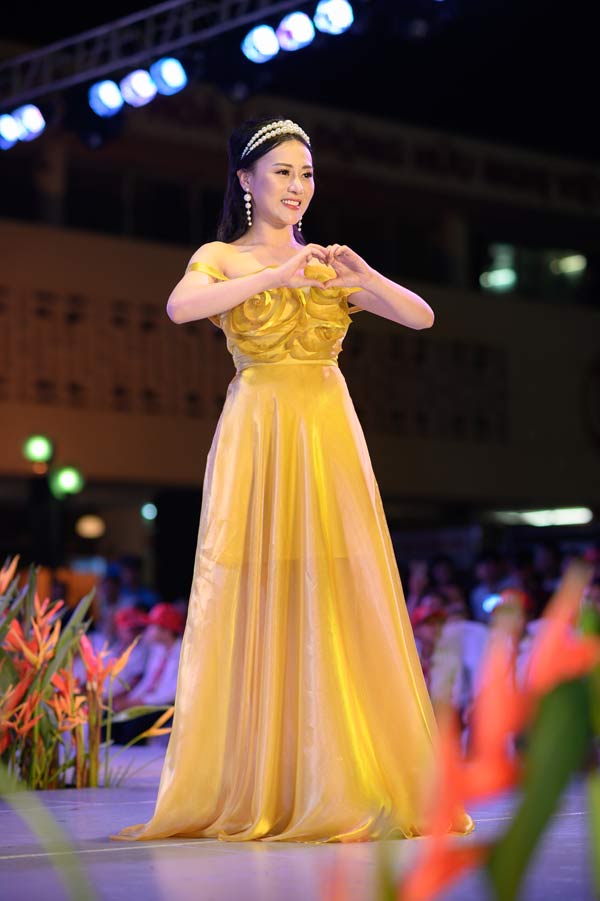 "Chị Nguyệt thảo mai" lần đầu diễn thời trang cùng hai con - 3