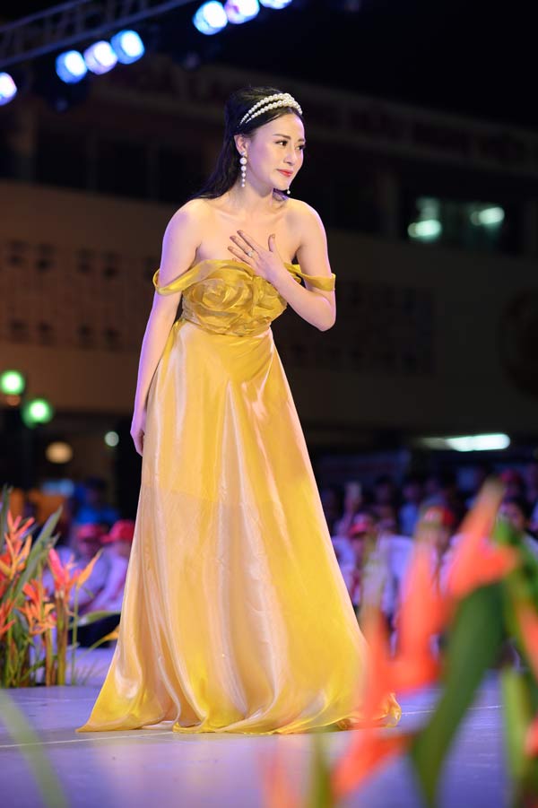 "Chị Nguyệt thảo mai" lần đầu diễn thời trang cùng hai con - 4