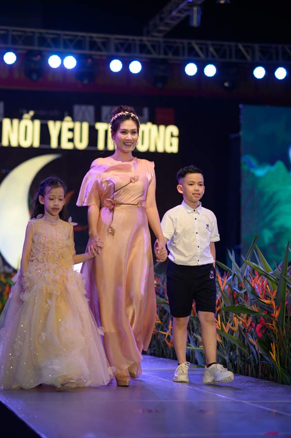 &#34;Chị Nguyệt thảo mai&#34; lần đầu diễn thời trang cùng hai con - 2